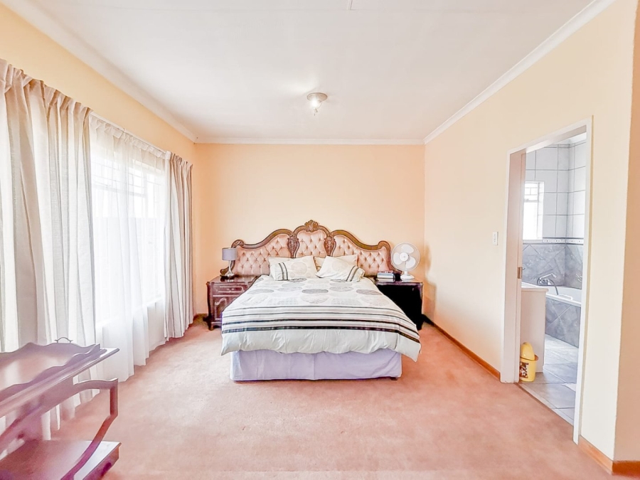 7 Bedroom Property for Sale in Parklands Western Cape